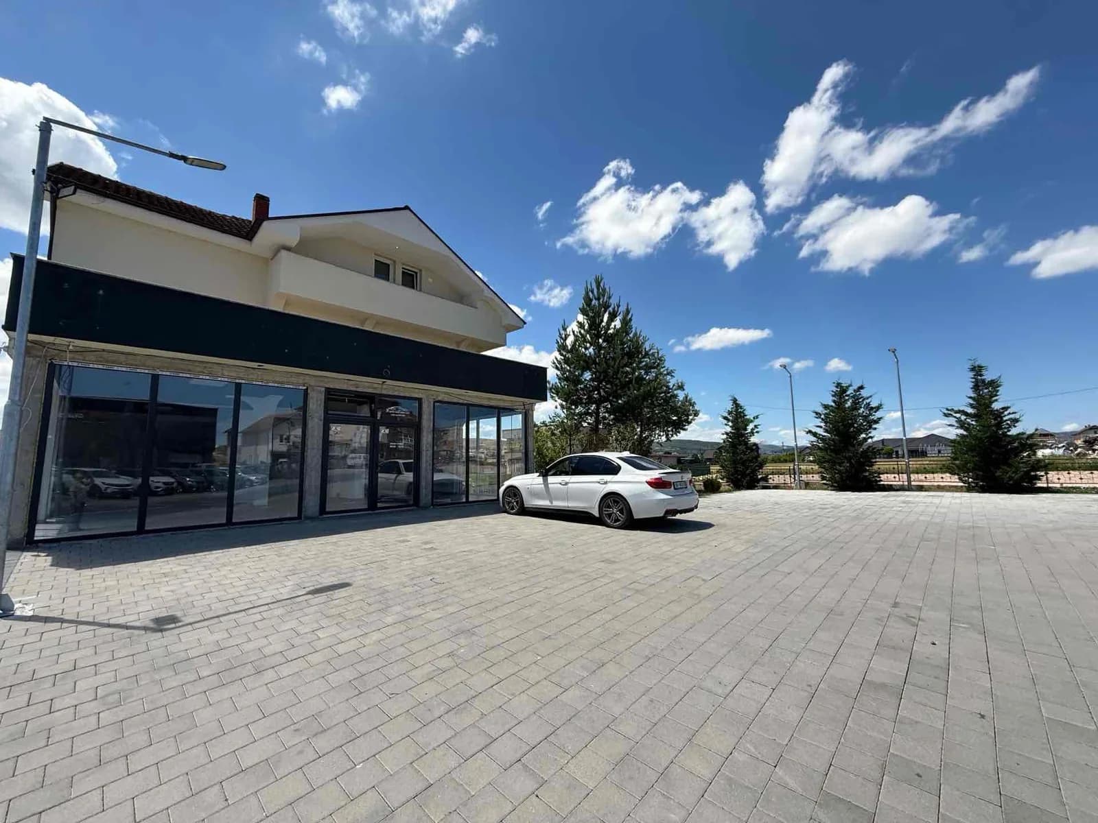 Lokal 130 m²me qira, me 400 m² parking — foto 1 nga 6