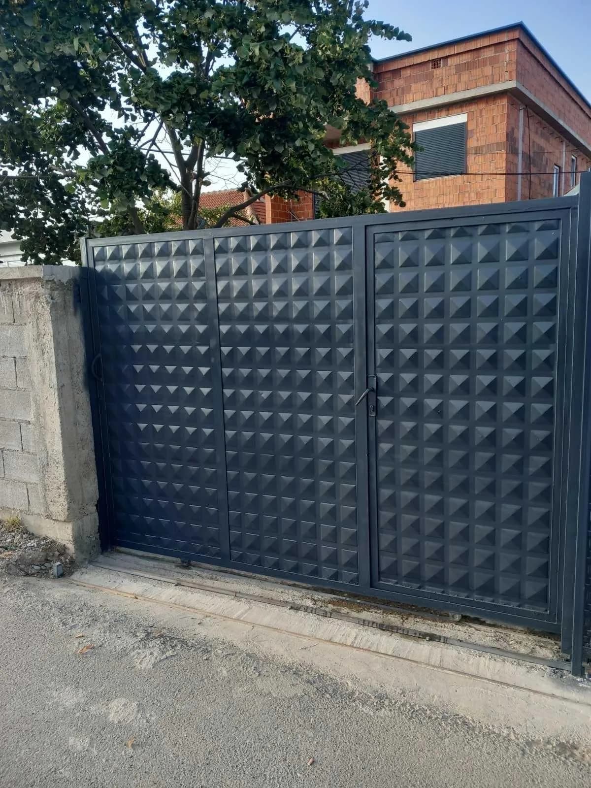 Dyer të oborrit — foto 2 nga 2