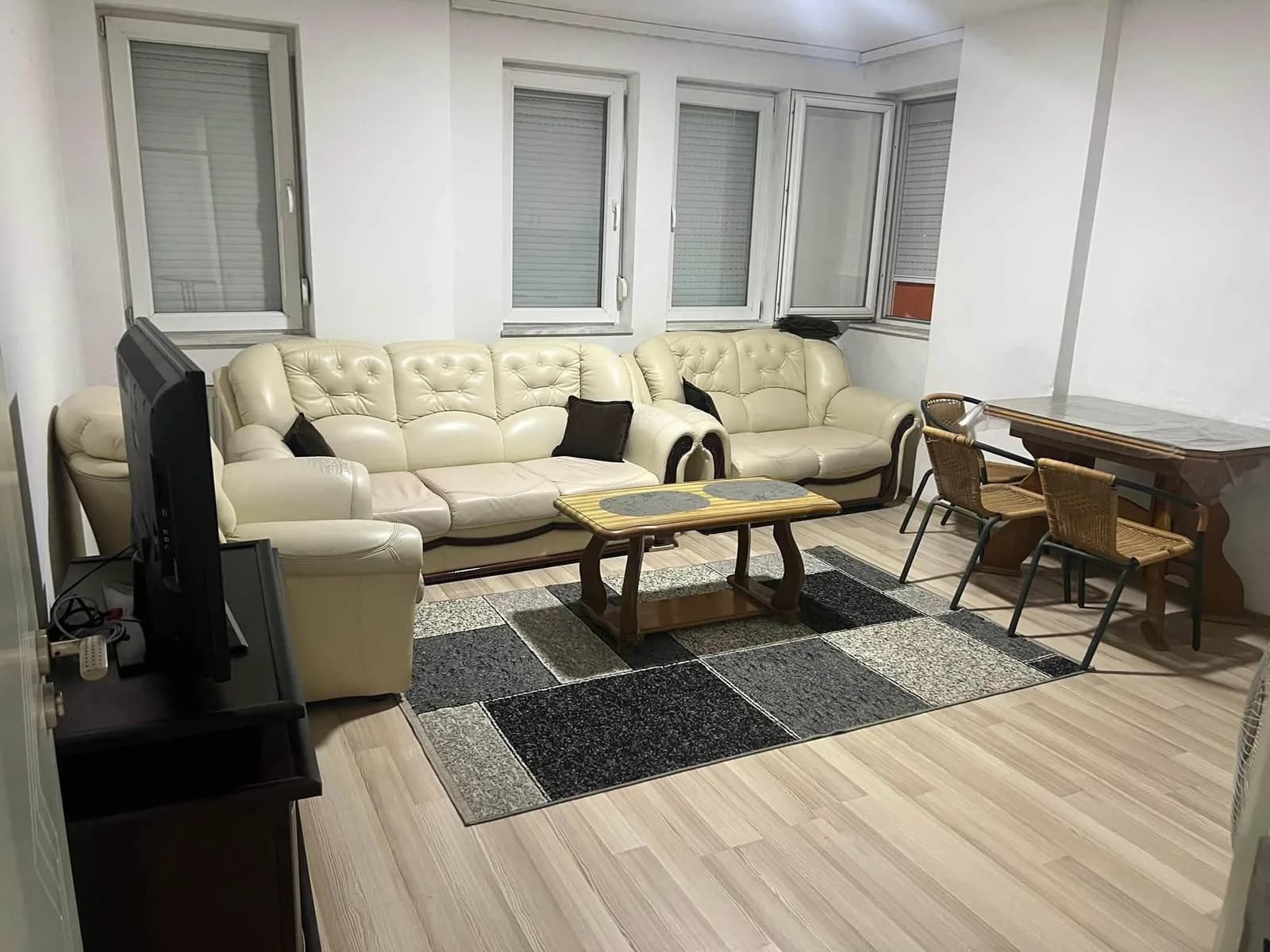 Banesë 4 dhomëshe me qira në Fushë Kosovë — foto 1 nga 5