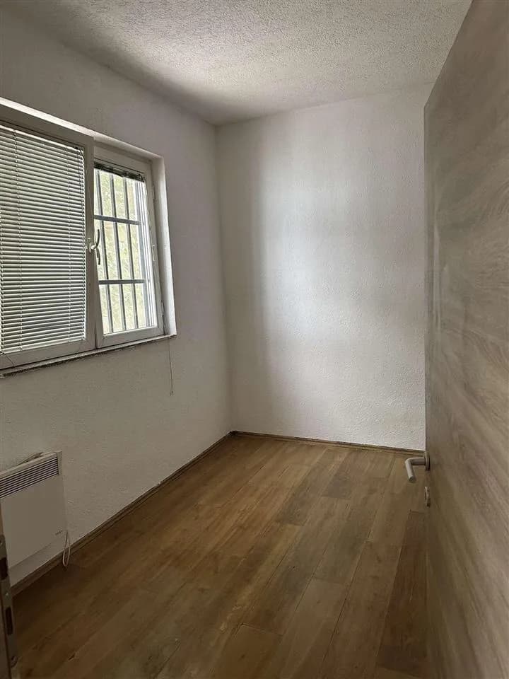 Banesë në Tophanë — foto 1 nga 4