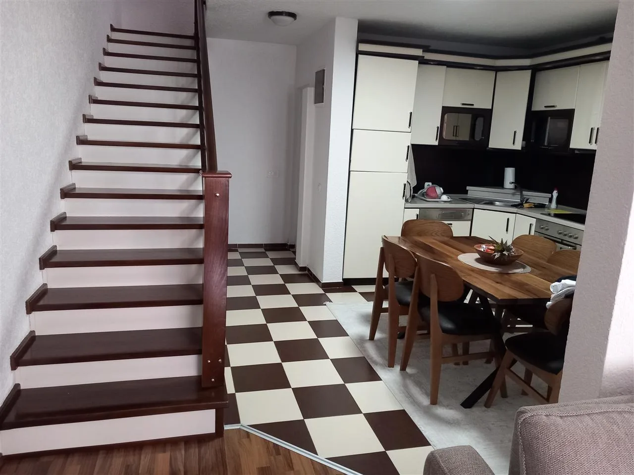 Shitet shtëpi me 2 hyrje në Gjilan (Dheu i Bardhë) — foto 1 nga 4