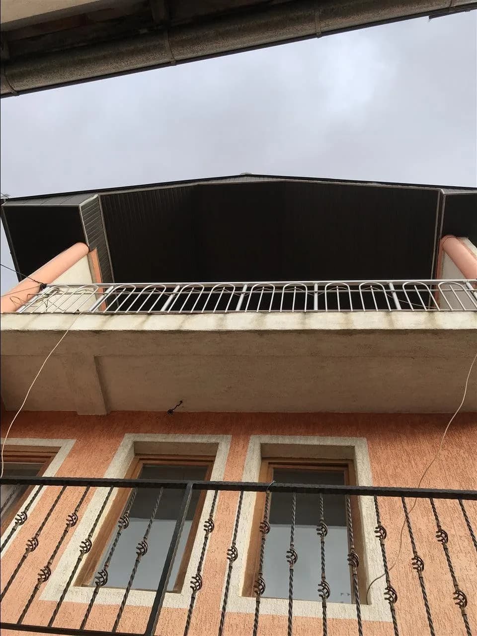 Jepet shtëpi 3 katëshe me qira — foto 1 nga 7
