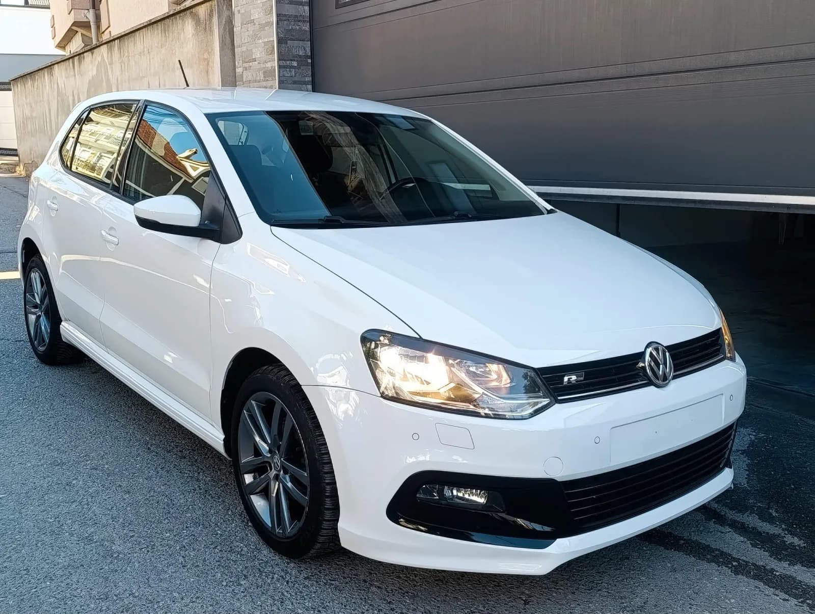 VW Polo 1.4 TDI DSG R-Line 2018 — foto 2 nga 12