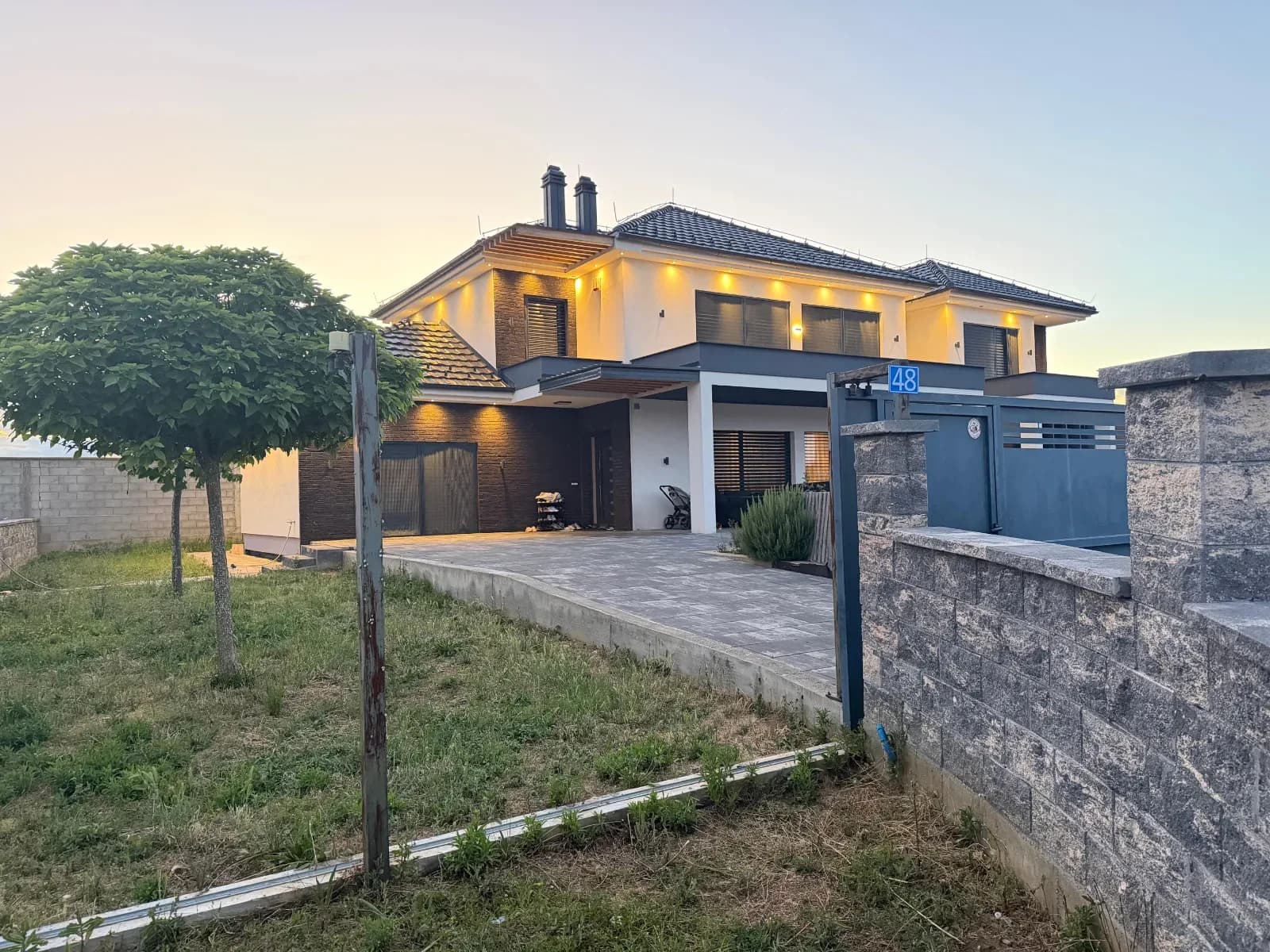 Shtëpi 350 m² me parcelë 12 ari në Arbanë — foto 1 nga 8