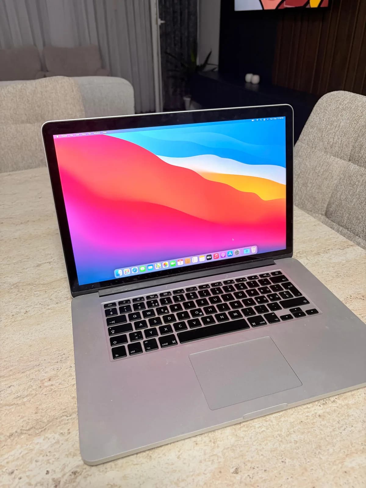 MacBook Pro 15" — foto 1 nga 2