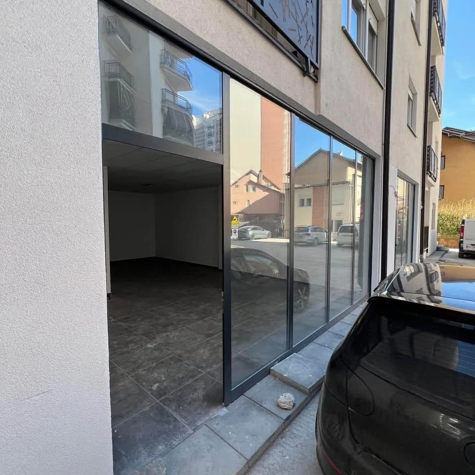 Lokal 45 m2 me qira përballë Intergrafit — foto 1 nga 6