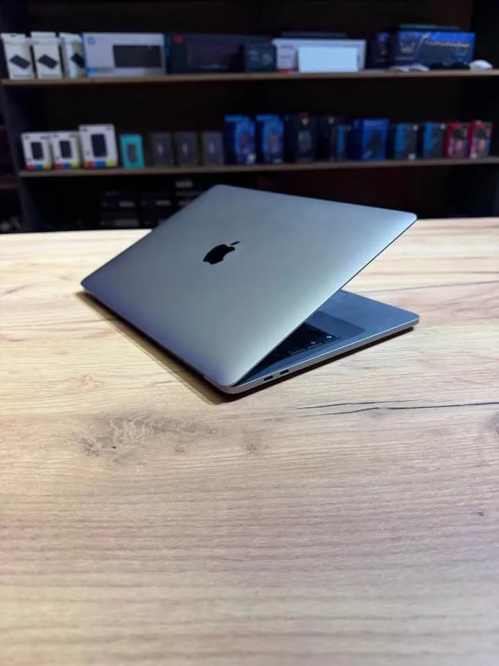 MacBook Pro M1 me Touch Bar — foto 2 nga 4