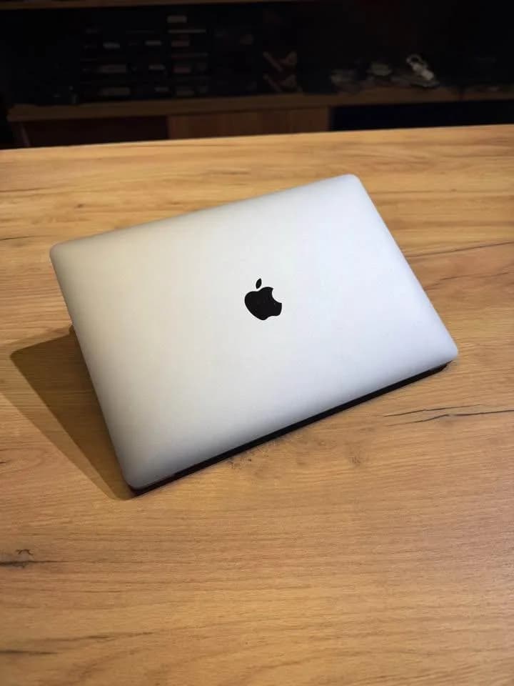 MacBook Pro M1 me Touch Bar — foto 1 nga 4