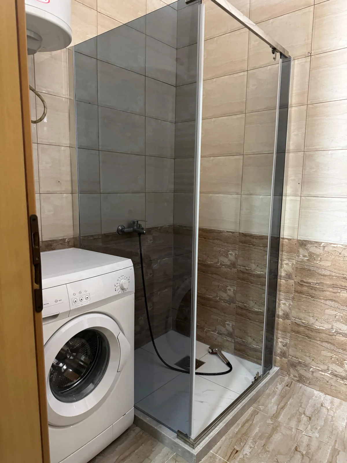 Banese 1+1 me qira në qendër të Fushë Kosovës — foto 1 nga 10