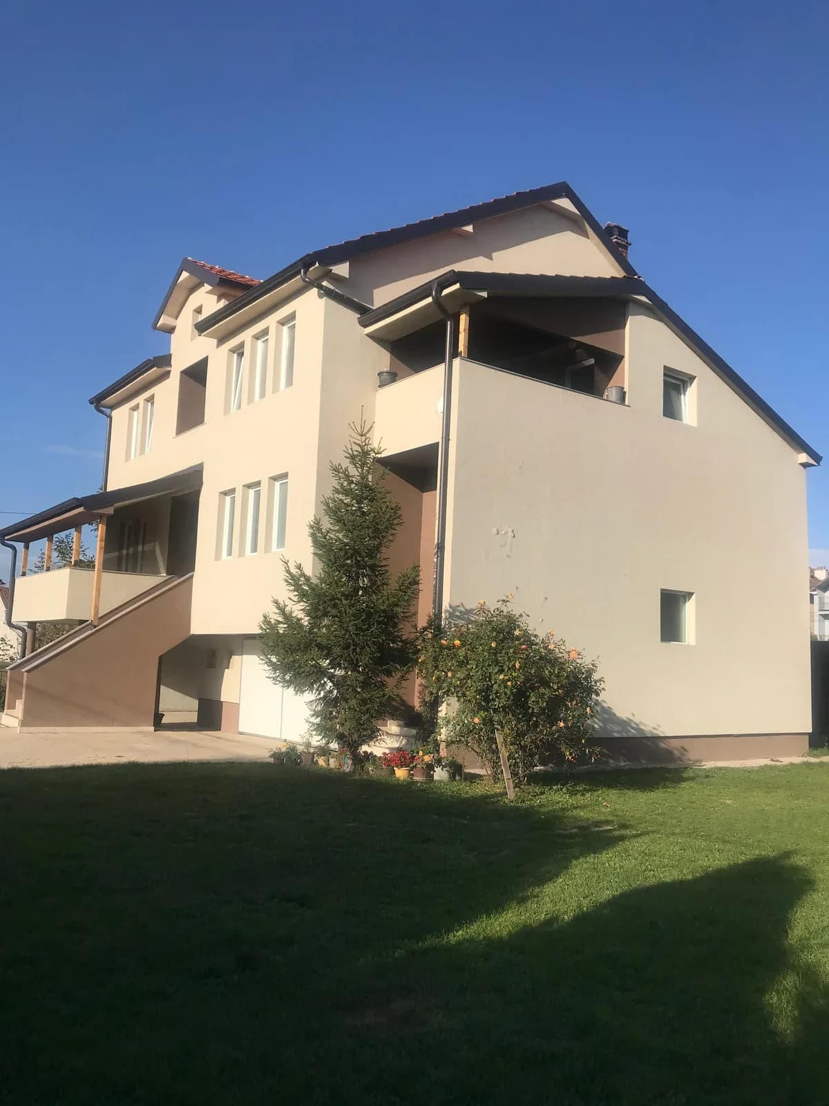 Shitet shtëpia me 5 ari tokë — foto 1 nga 5