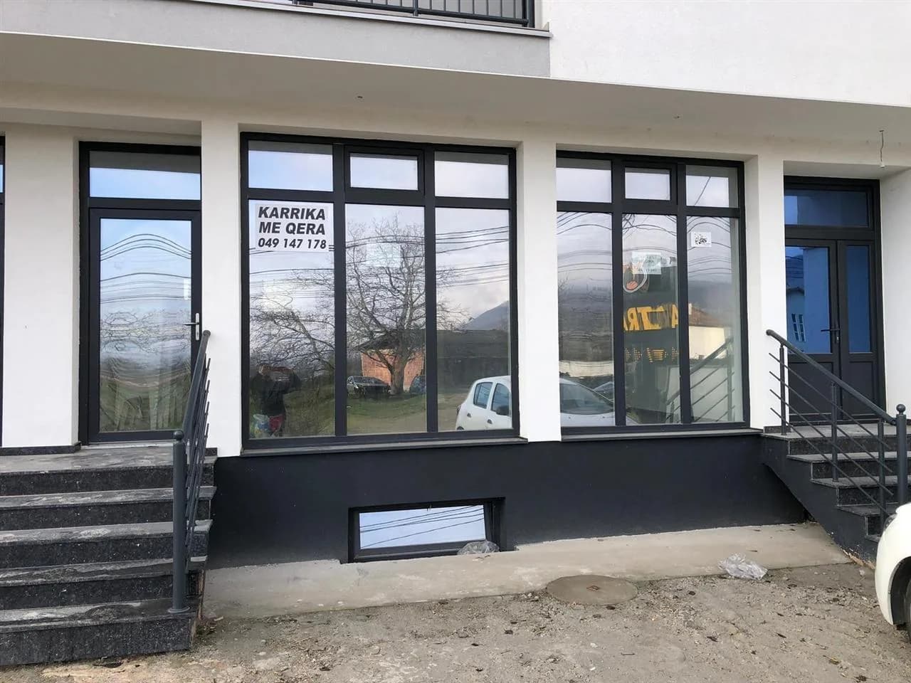 Lokal 100 m2 me qira — foto 1 nga 3