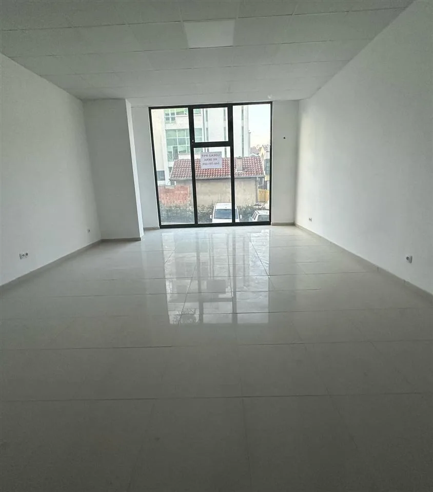 Shitet lokal 36 m² në Gjilan, në qendër të qytetit — foto 2 nga 4