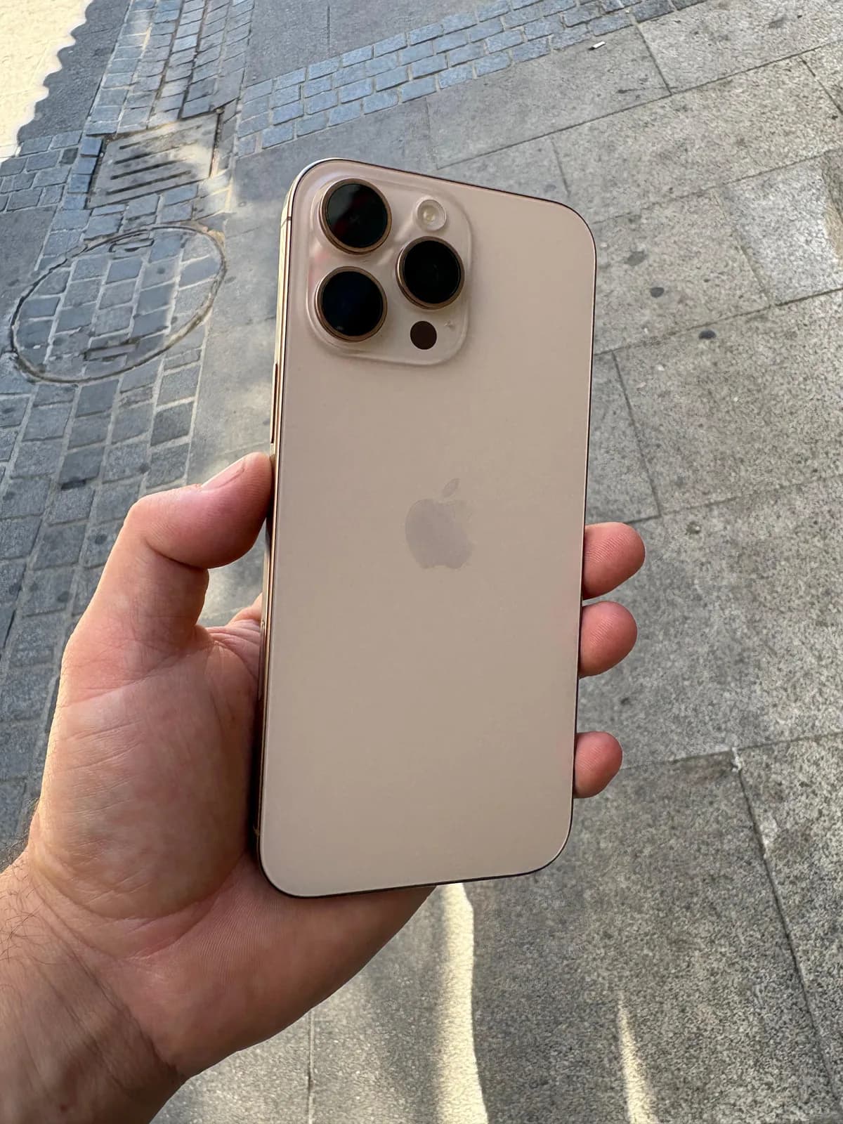 iPhone 16 Pro Max — foto 1 nga 3