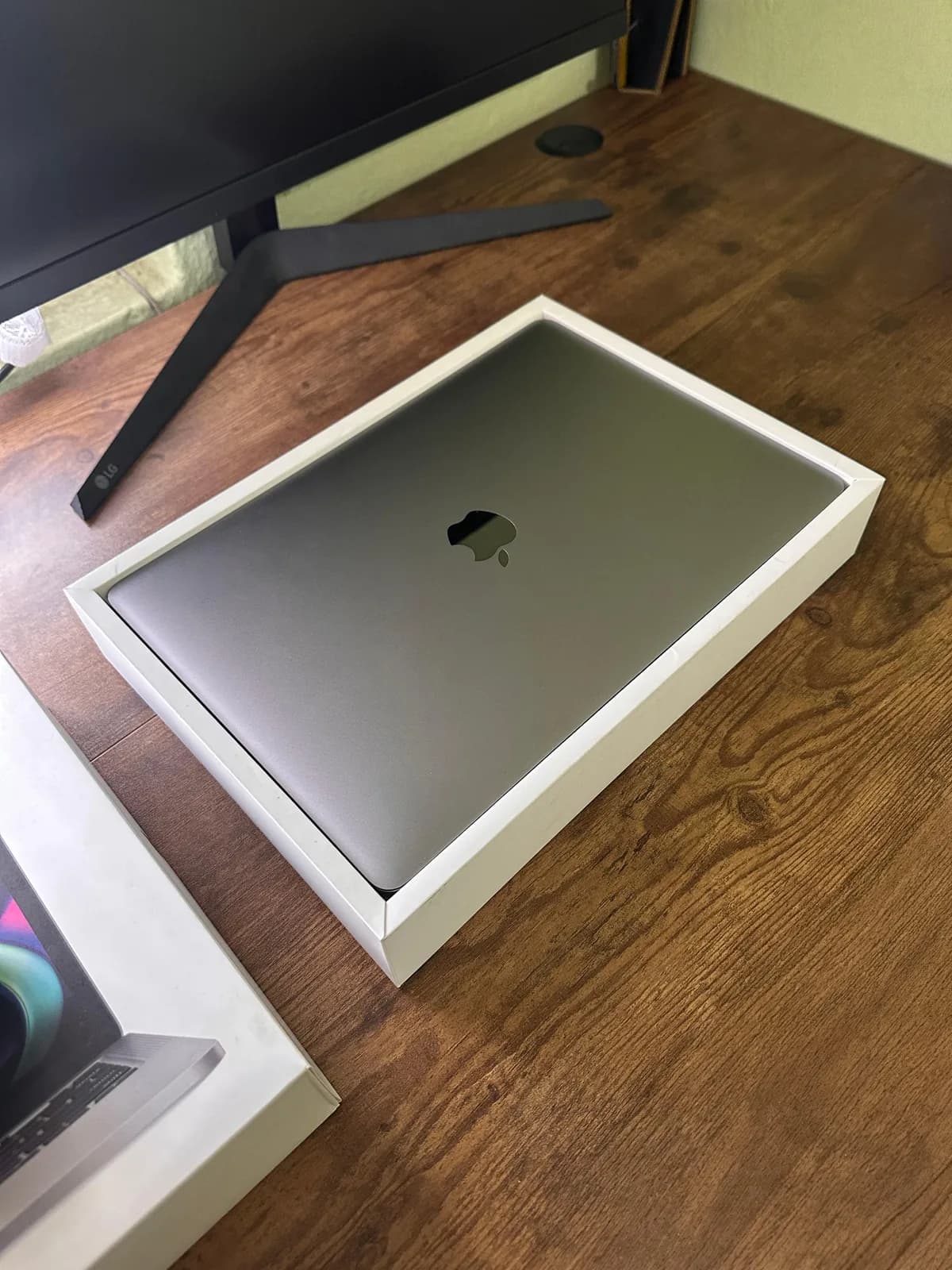 MacBook Pro M1 2021 me Touch Bar — foto 2 nga 6