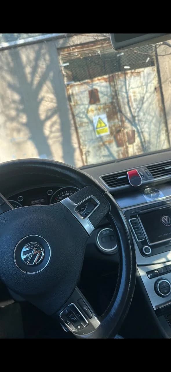 Volkswagen Passat B7 2.0 TDI, viti 2013 — foto 2 nga 3