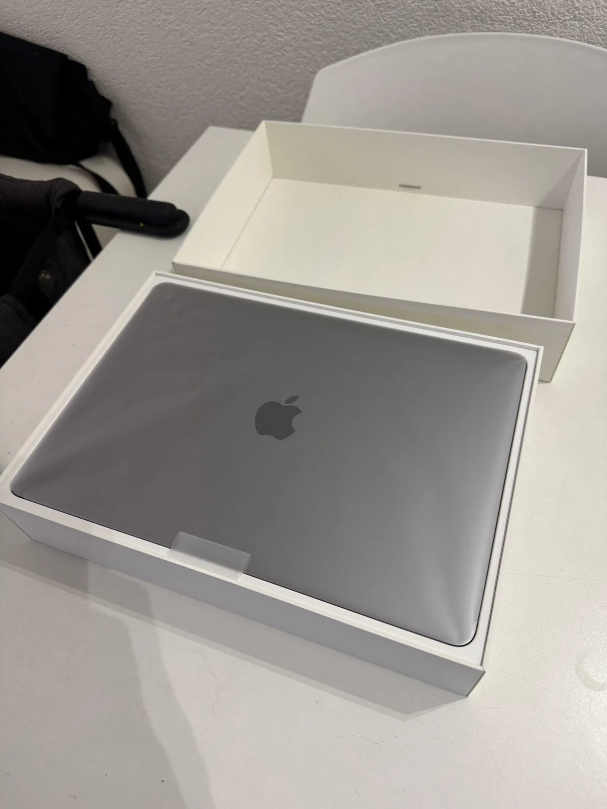 MacBook Pro 2016 (i5, 16 GB RAM, 500 GB SSD) — foto 1 nga 5