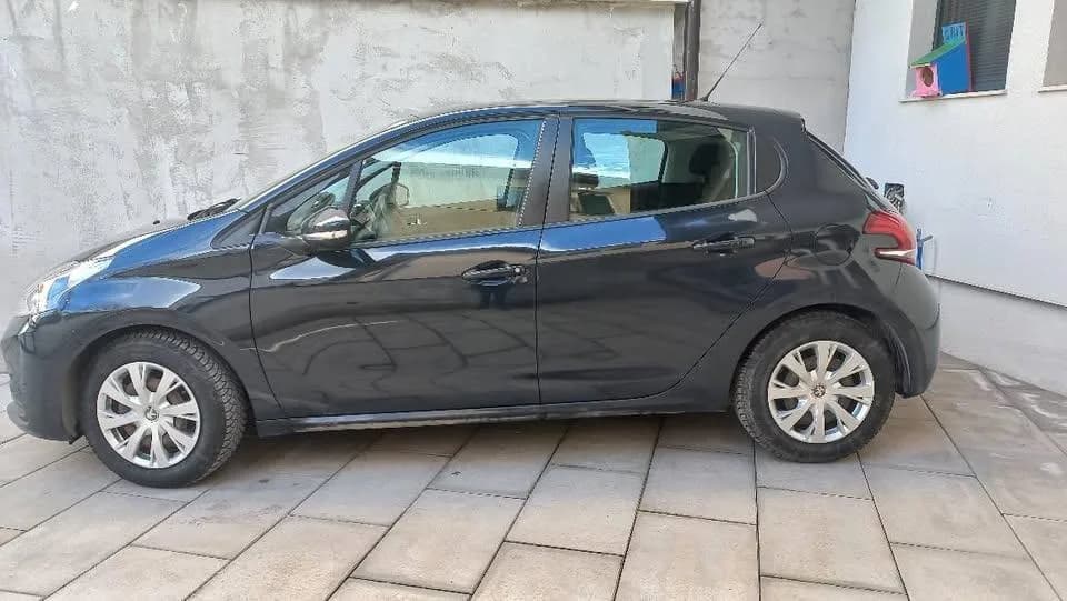 Peugeot 208, 1.2 Benzinë — foto 1 nga 4