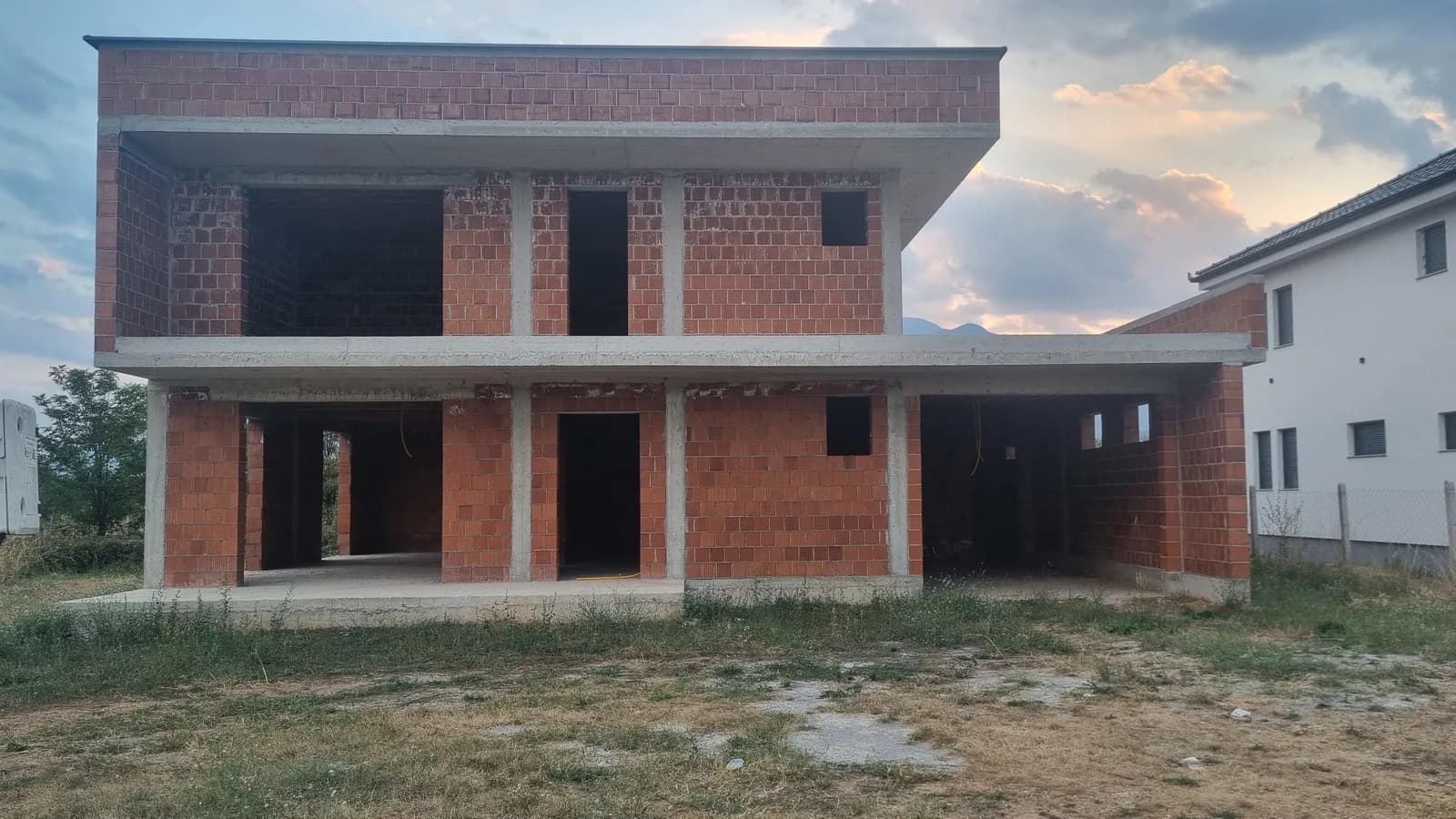 Shtëpi 254 m2 me 5 ari — foto 1 nga 2