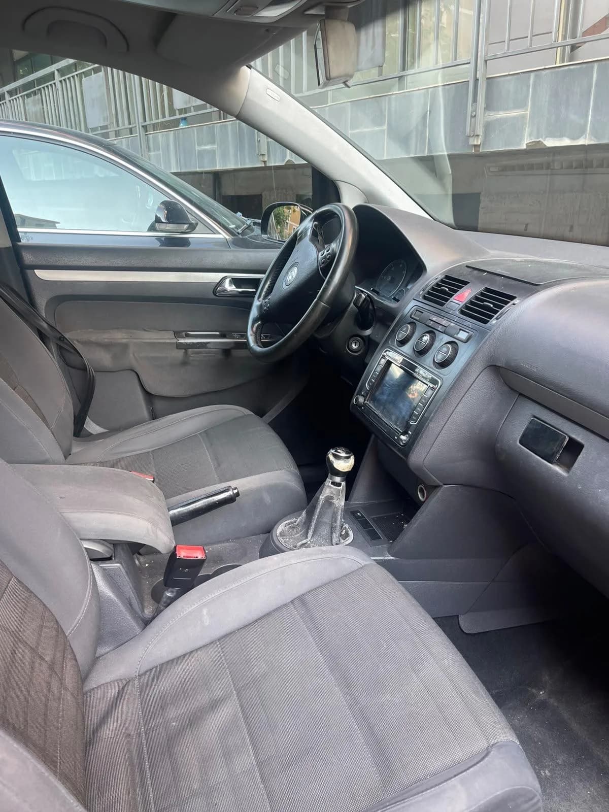 Volkswagen Touran 1.9 TDI, 7 ulëse — foto 2 nga 6