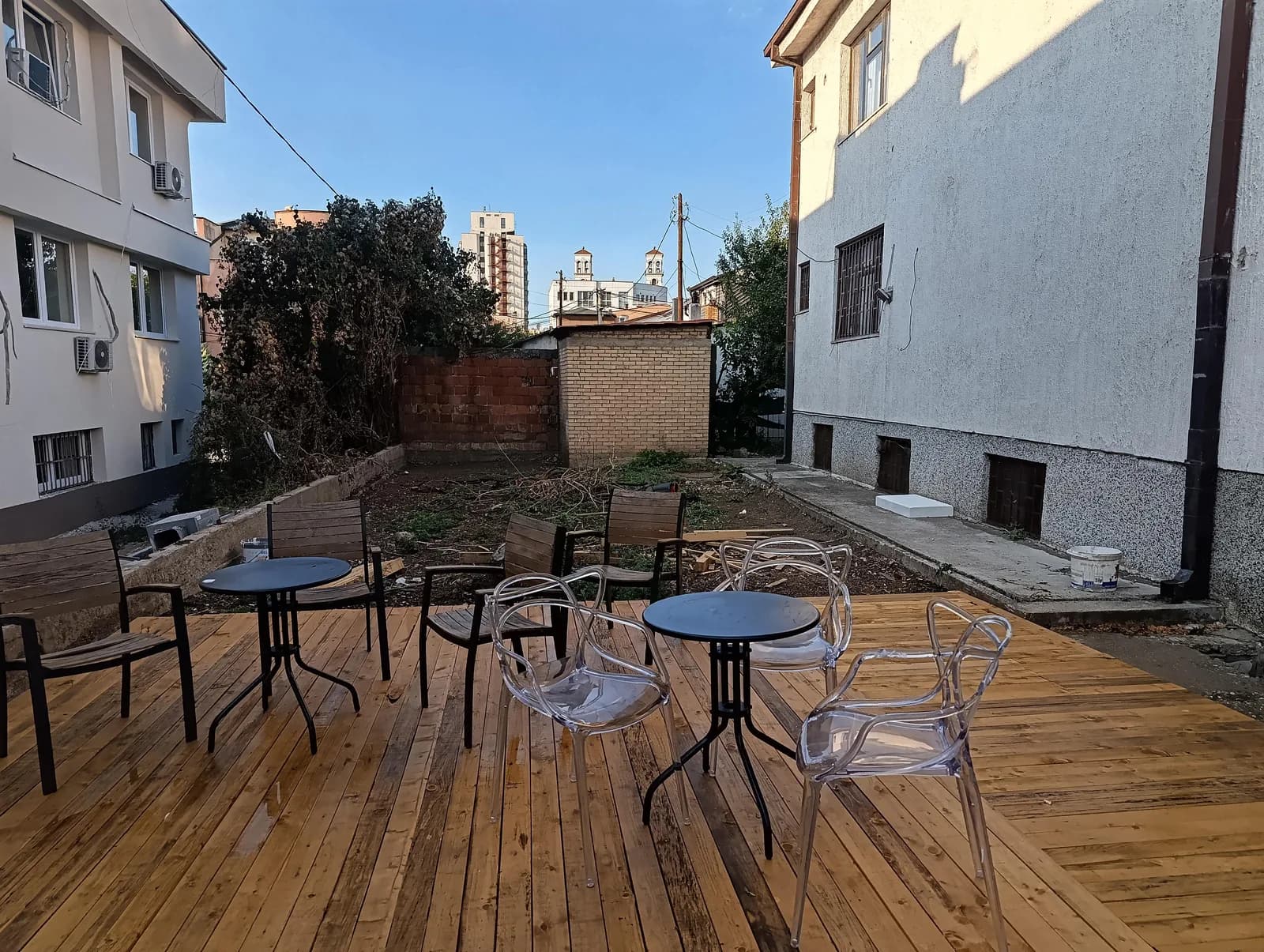 Jepet kafe/objekt 3-katësh në lokacion shumë të mirë — foto 1 nga 6