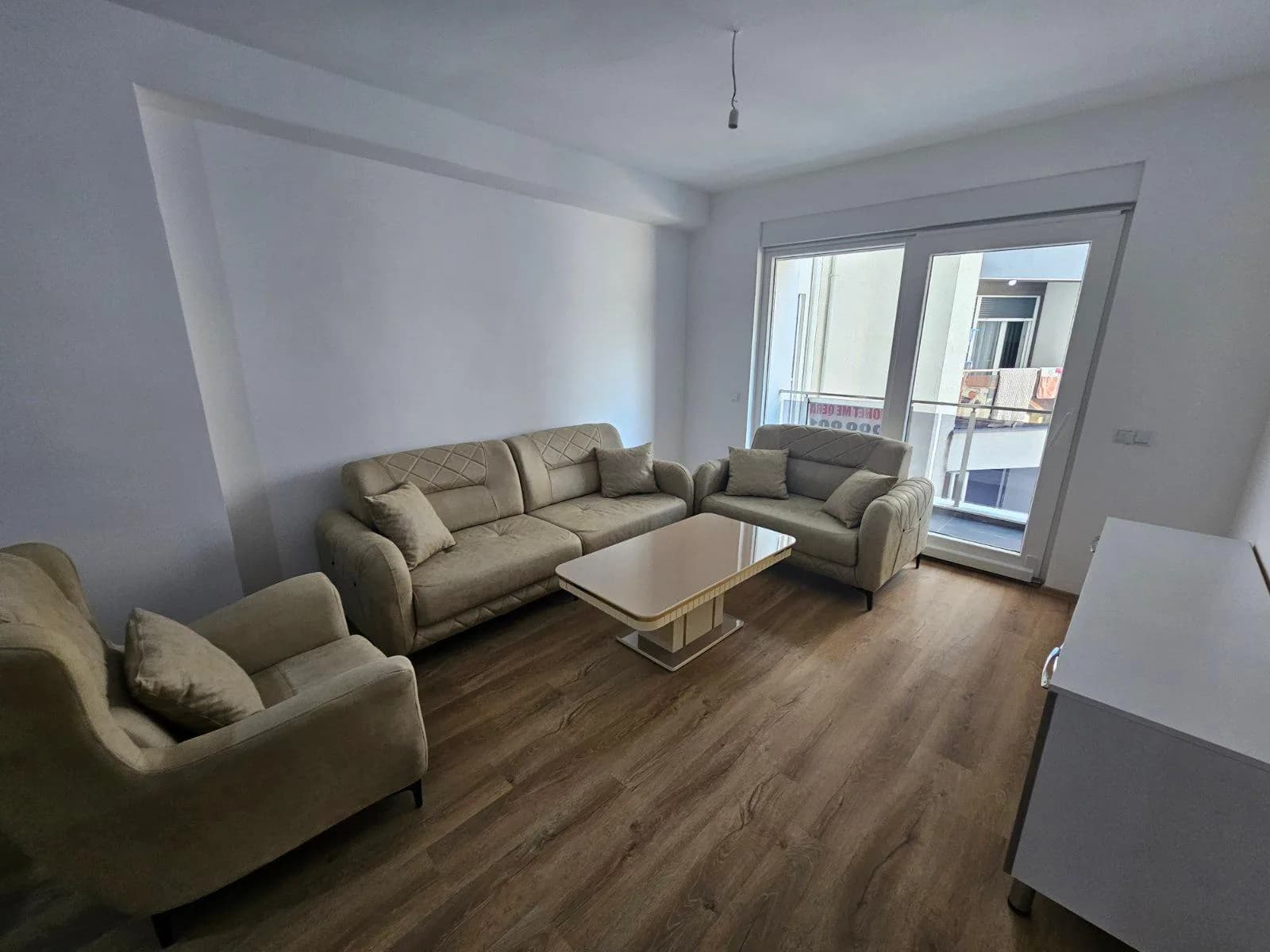 Banesë me qira në qendër (Tophanë) — foto 1 nga 8