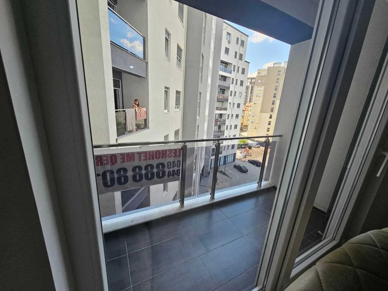 Banesë me qira në qendër (Tophanë) — foto 2 nga 8