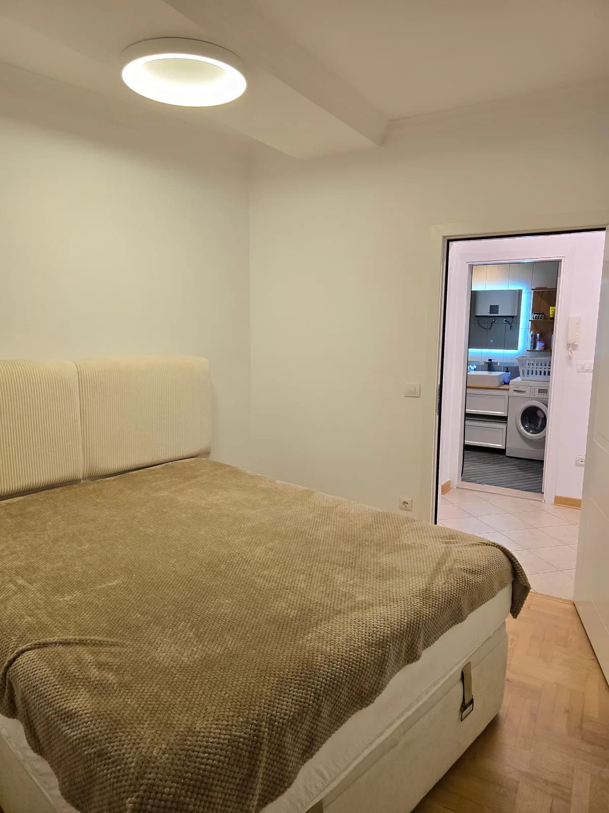 Shitet banesë 50 m² e rinovuar dhe e mobiluar në tërësi - në qendër — foto 2 nga 7