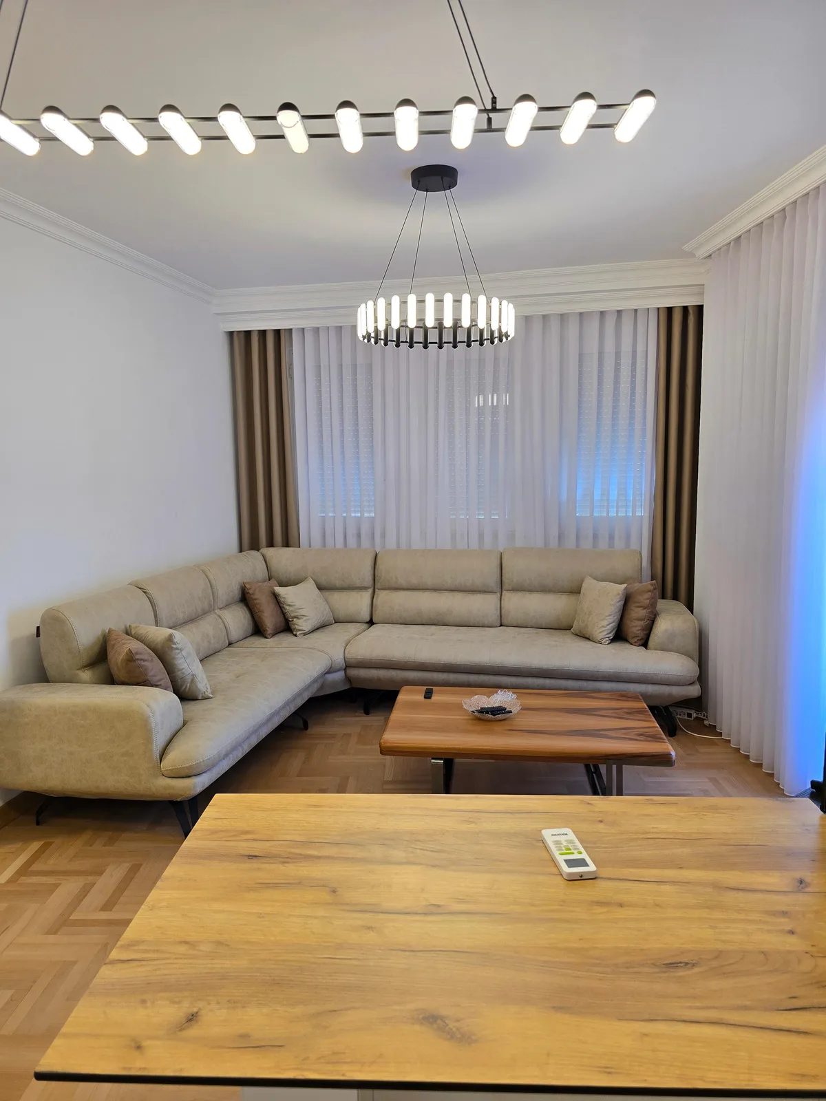 Shitet banesë 50 m² e rinovuar dhe e mobiluar në tërësi - në qendër — foto 1 nga 7