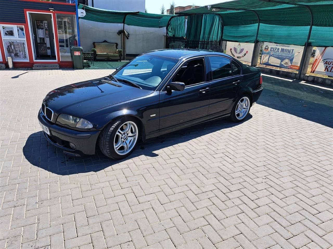 BMW 330i automatik, 231 PS, 1 vit regjistrim — foto 1 nga 12