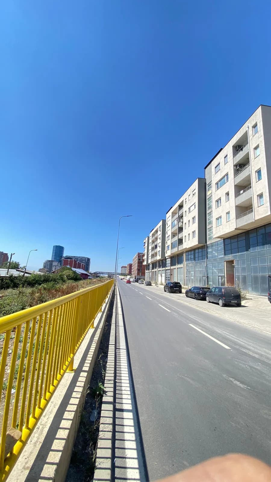 Banesë me qira në qendër, afër Newborn-it dhe stacionit të trenit — foto 1 nga 12