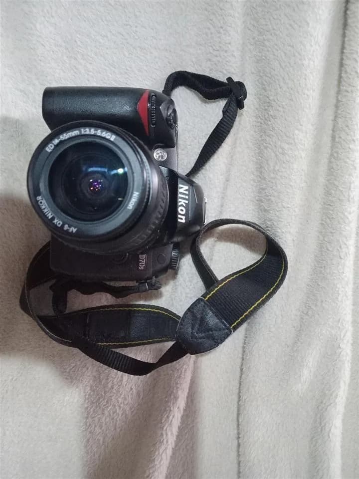 Shes Nikon D70s me objektiv 18–55 DX — foto 1 nga 3