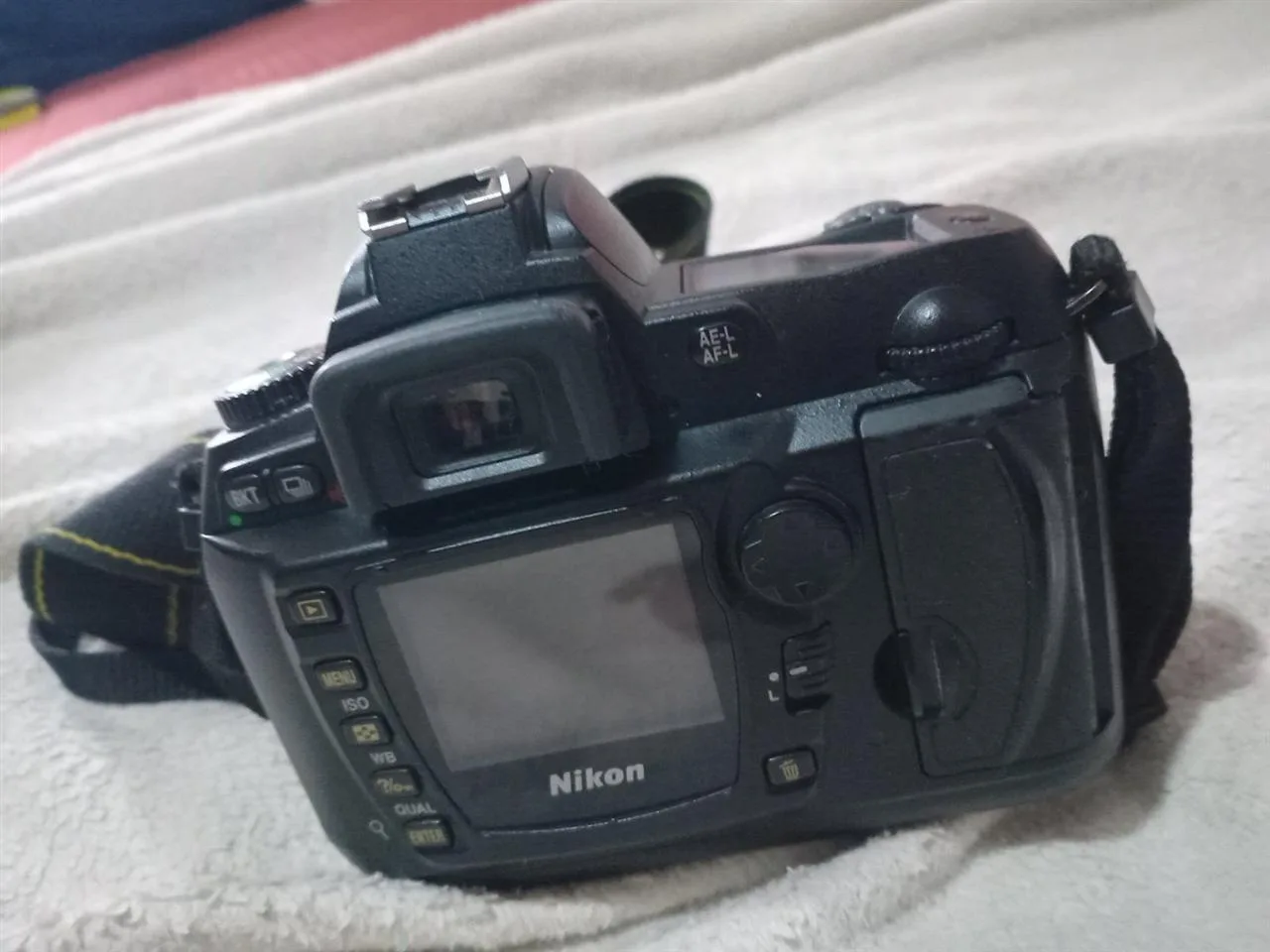 Shes Nikon D70s me objektiv 18–55 DX — foto 2 nga 3