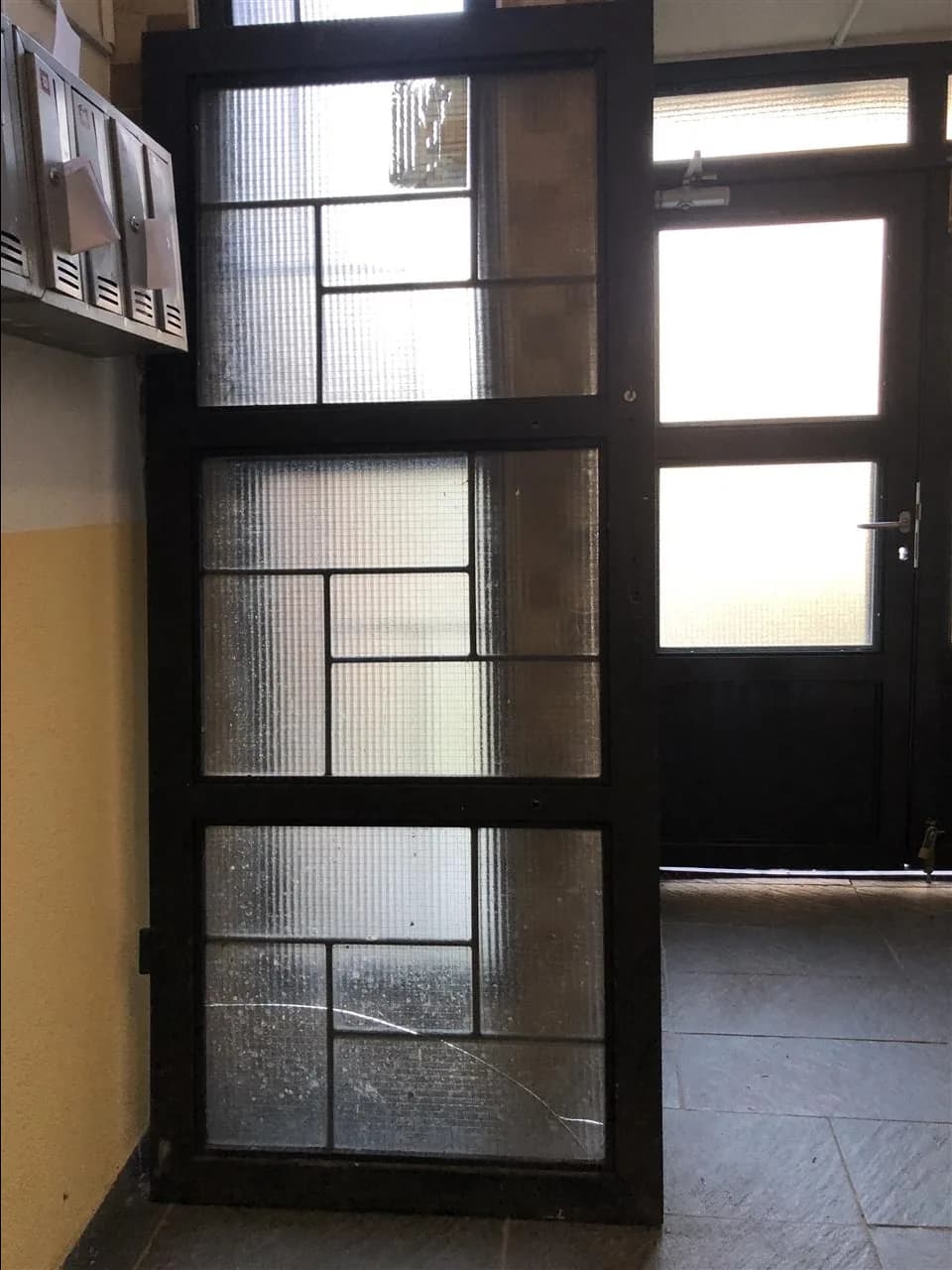 Derë hyrëse për ndërtesë ose oborr — foto 2 nga 2