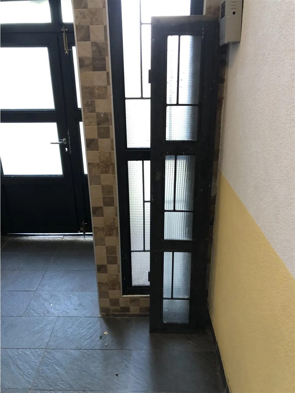 Derë hyrëse për ndërtesë ose oborr — foto 1 nga 2