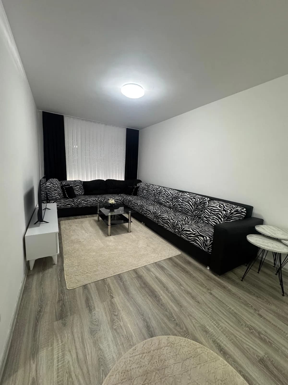 Banesë 60 m2 me qira në Rrugën Tahir Zemaj — foto 1 nga 6