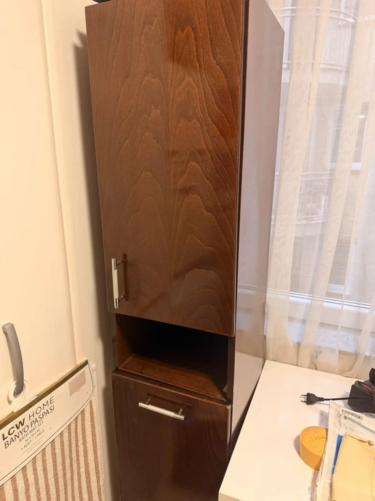 Shiten 4 karrige dhe një dollap banjoje — foto 1 nga 3