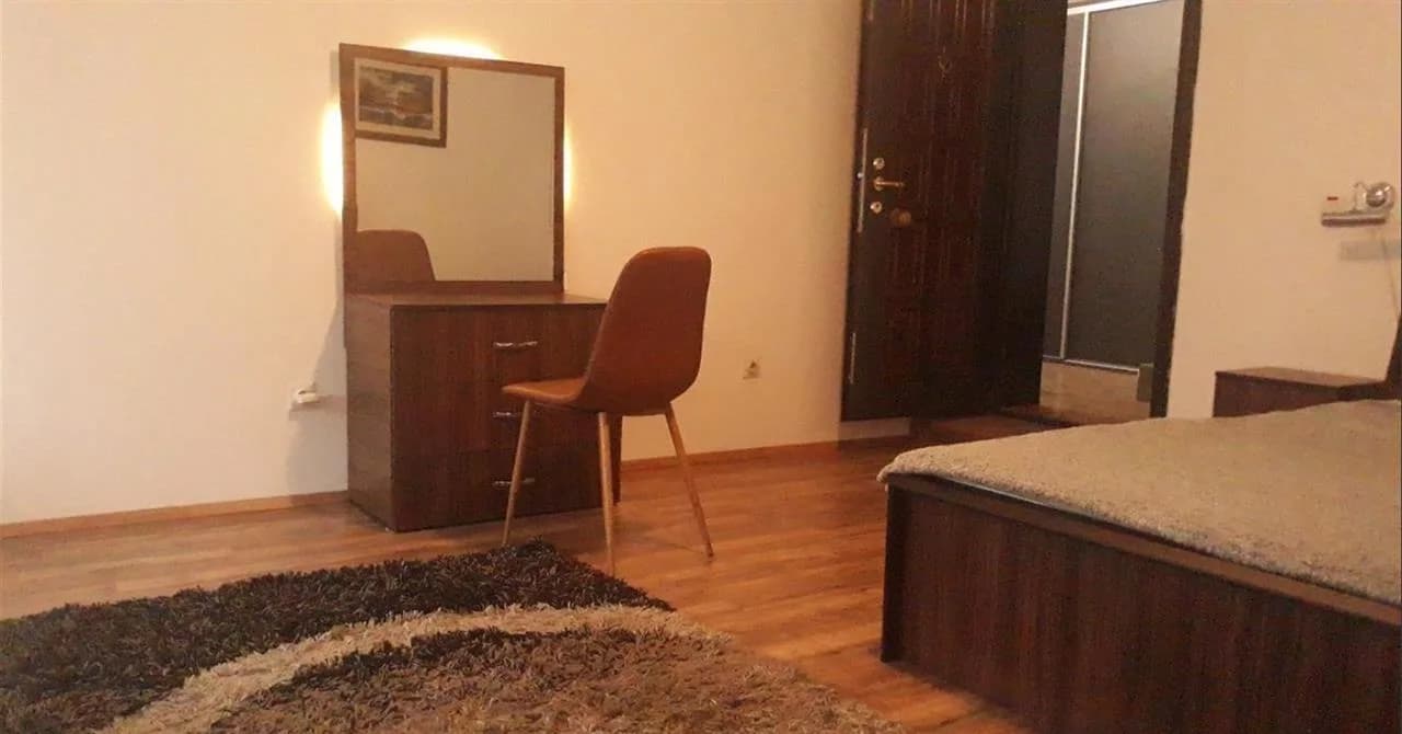 Banesë me qira me oborr — foto 1 nga 12