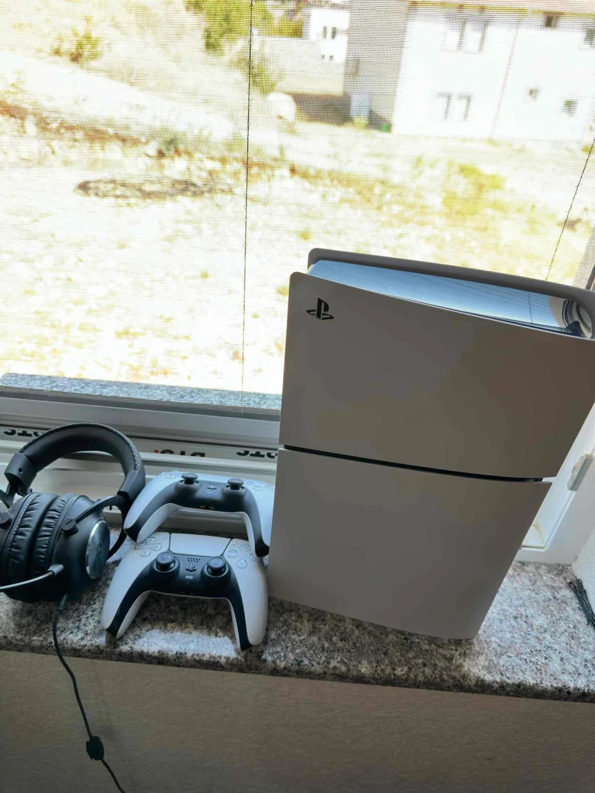 PlayStation 5 Digital me dy kontrollera dhe kufje — foto 1 nga 5