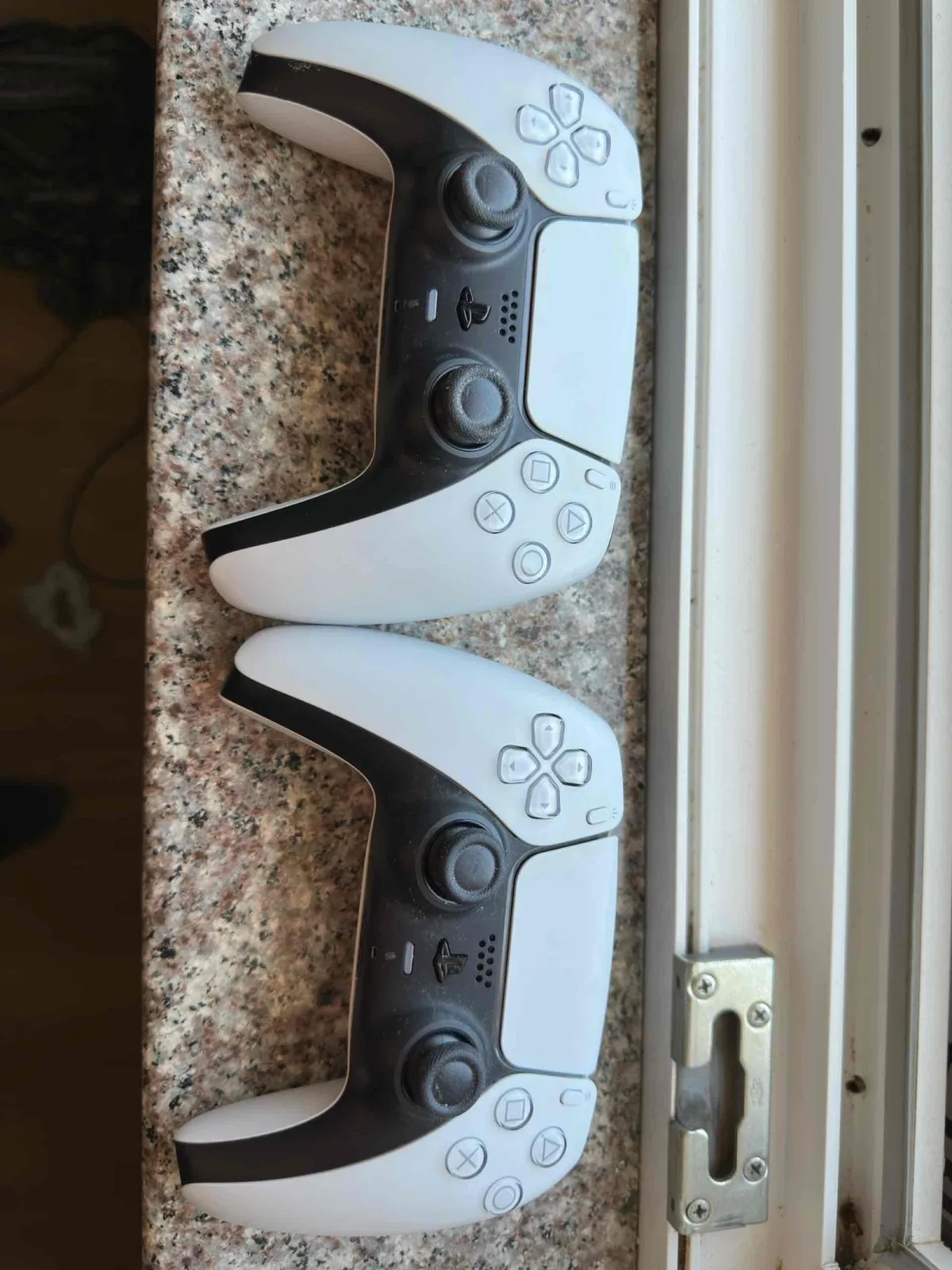 PlayStation 5 Digital me dy kontrollera dhe kufje — foto 2 nga 5