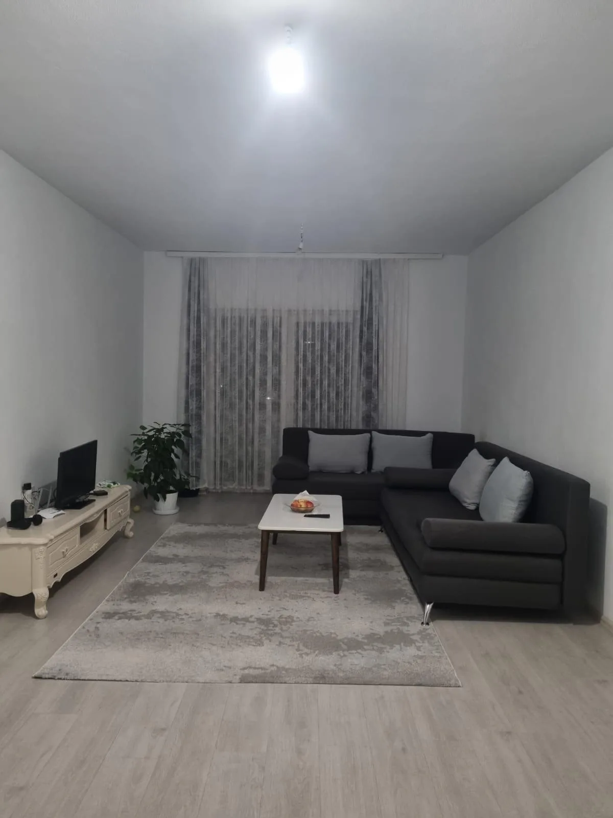 Banesë në qendër të Drenasit, përballë sheshit — foto 2 nga 11