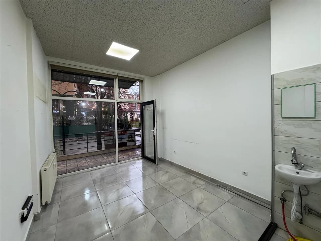 Lokal 20 m2 me qira në Kalabri, i përshtatshëm për biznese — foto 2 nga 4