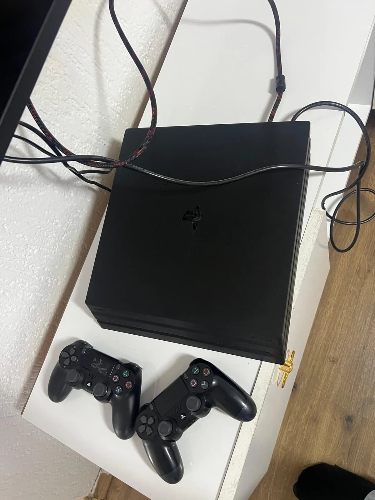 PlayStation 4 Pro me FIFA 25, GTA 5 dhe 2 kontrollerë — foto 1 nga 5