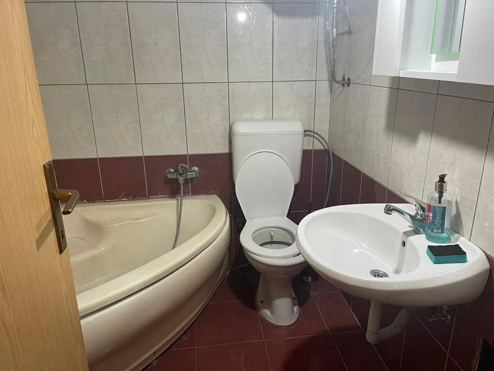 Banesë me qira në lagjen Aktash, pranë Sallës 1 Tetori — foto 2 nga 5