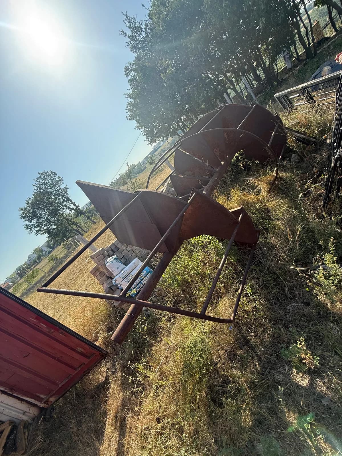 Shiten shkallët lëvizëse prej hekuri — foto 2 nga 3