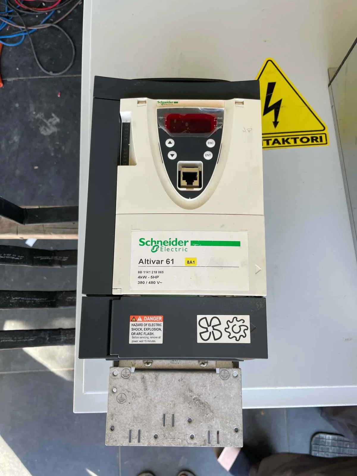 Shiten 2 frekuencëndryshues – Schneider dhe Danfoss — foto 1 nga 4