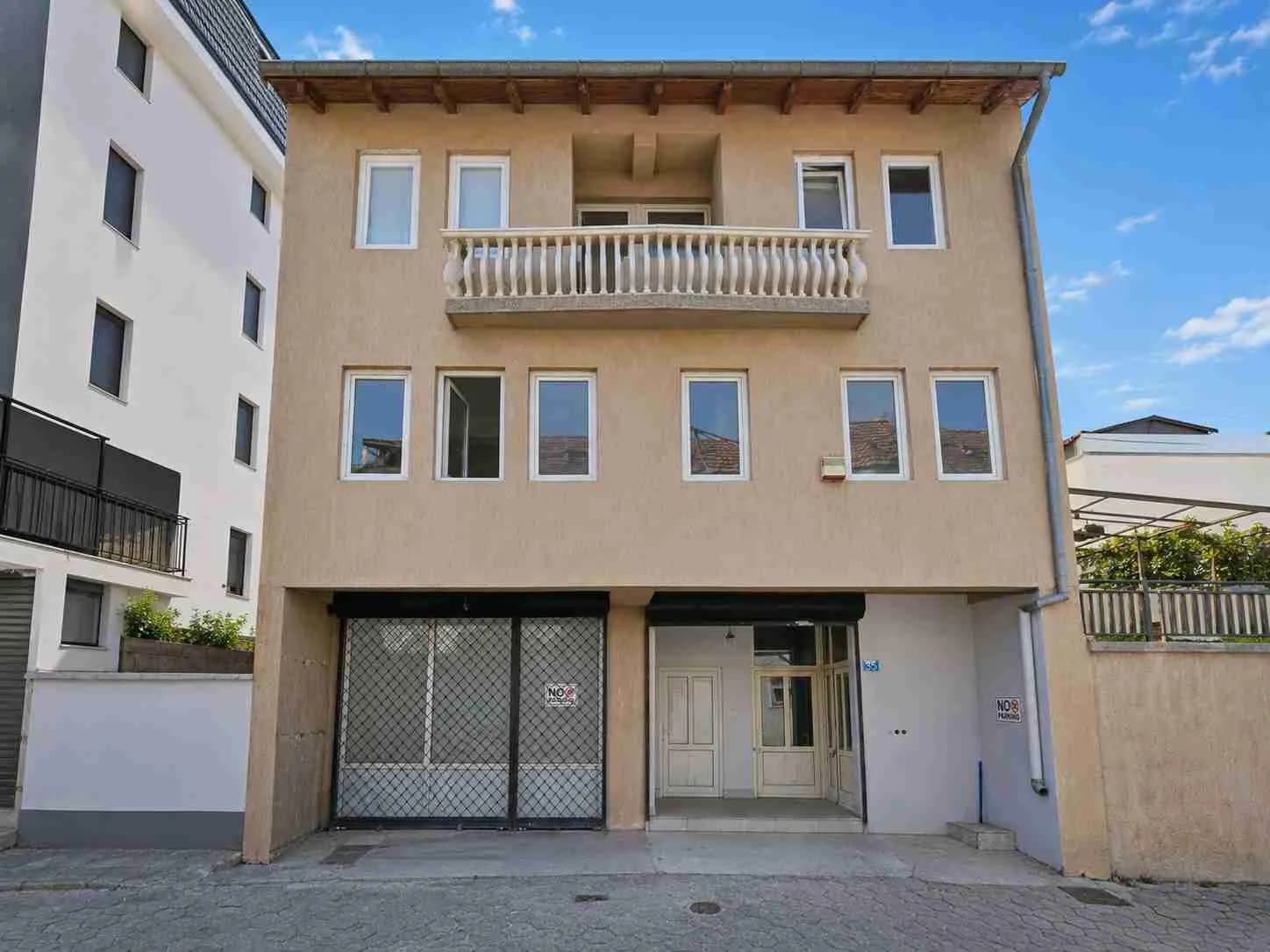 Objekt / shtëpi 350 m² me qira – 2 lokale + banim, Prizren — foto 1 nga 12
