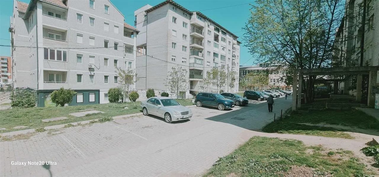 Shitet banesë në Fushë Kosovë, te shkolla Mihal Grameno II dhe ambulanta — foto 2 nga 4