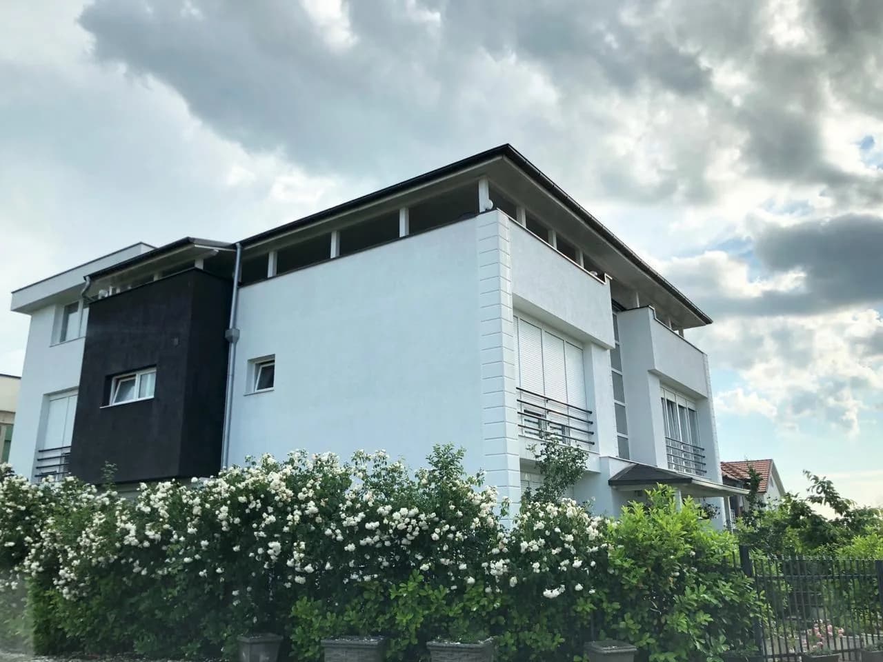 Dy shtëpi në shitje në Marigona 2 — foto 2 nga 12