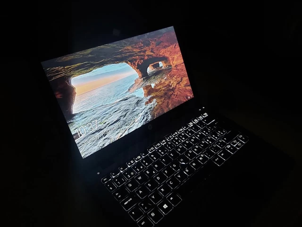 Laptop HP EliteBook, Core i7, 8 GB RAM, 256 GB SSD — foto 1 nga 6