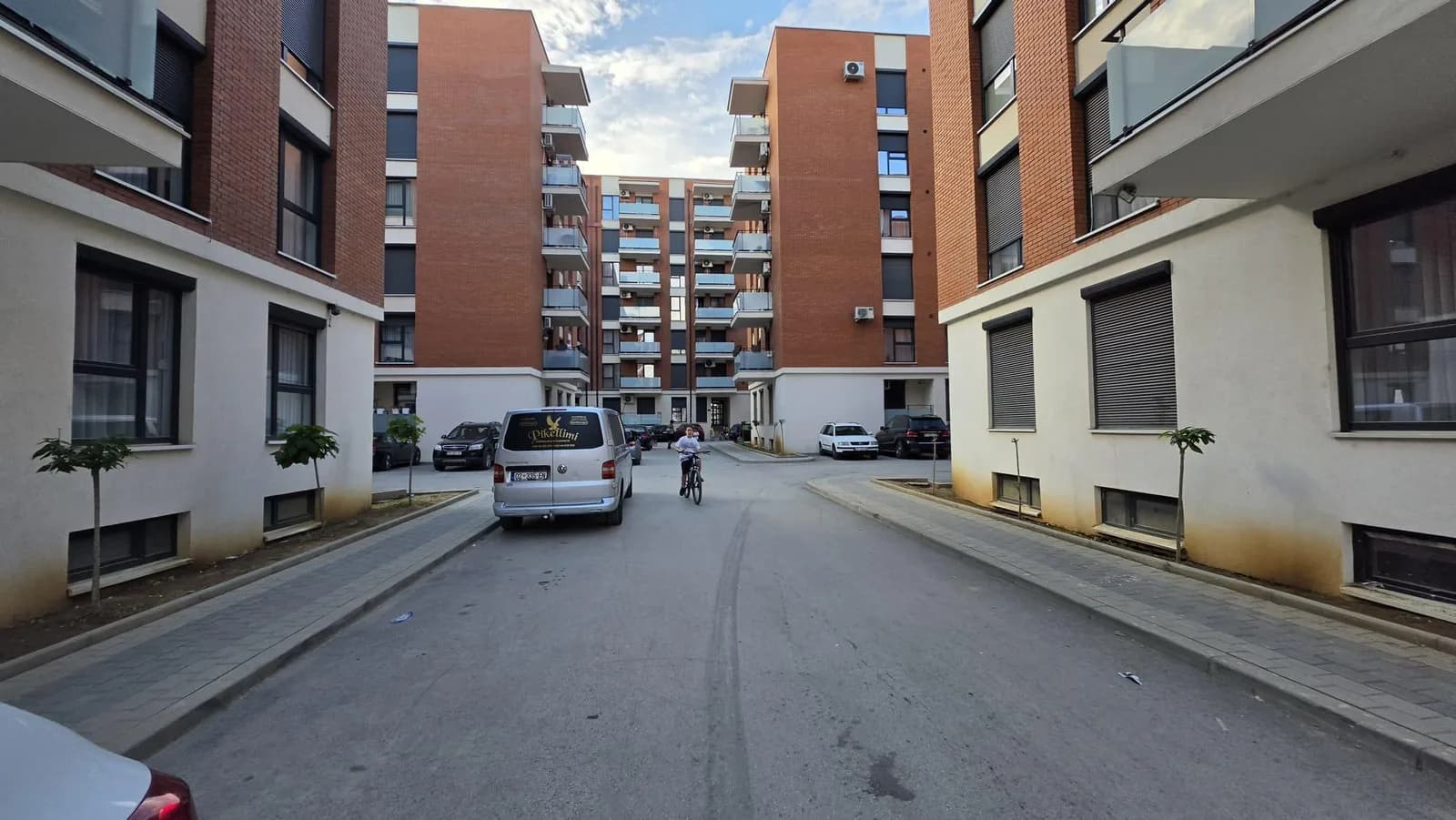 Banesë 3+1 në Britania Homes, Fushë Kosovë — foto 1 nga 10